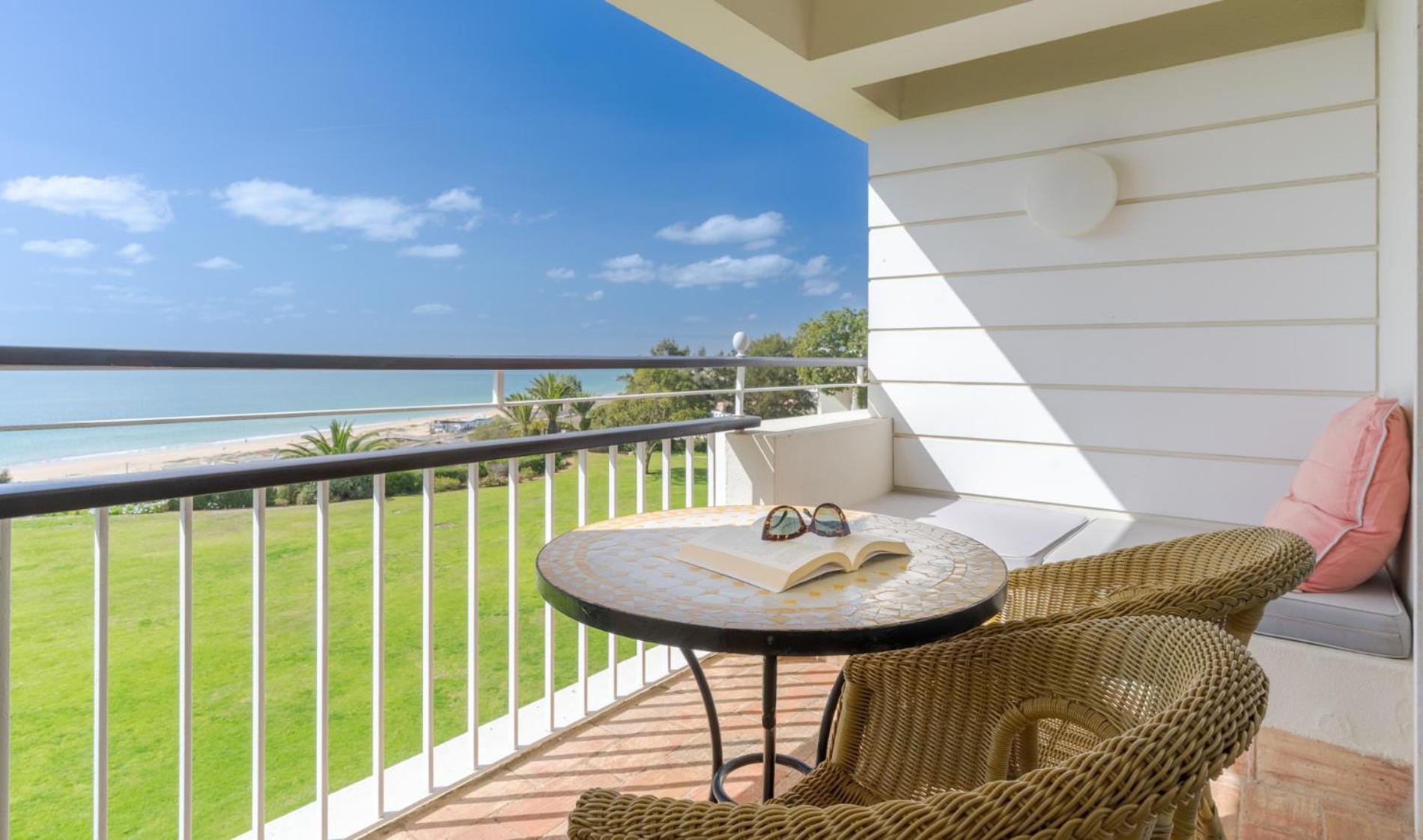 โีรงแรมเพสทานา อัลวอร์ ไพร บีช&กอล์ฟ รีสอร์ท ภายนอก รูปภาพ A balcony