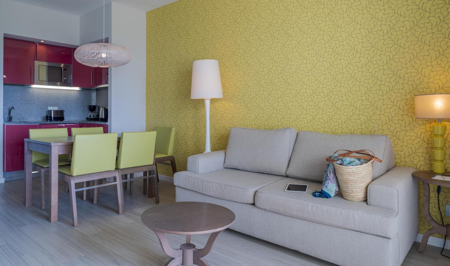 โีรงแรมเพสทานา อัลวอร์ ไพร บีช&กอล์ฟ รีสอร์ท ภายนอก รูปภาพ A living room with a sofa