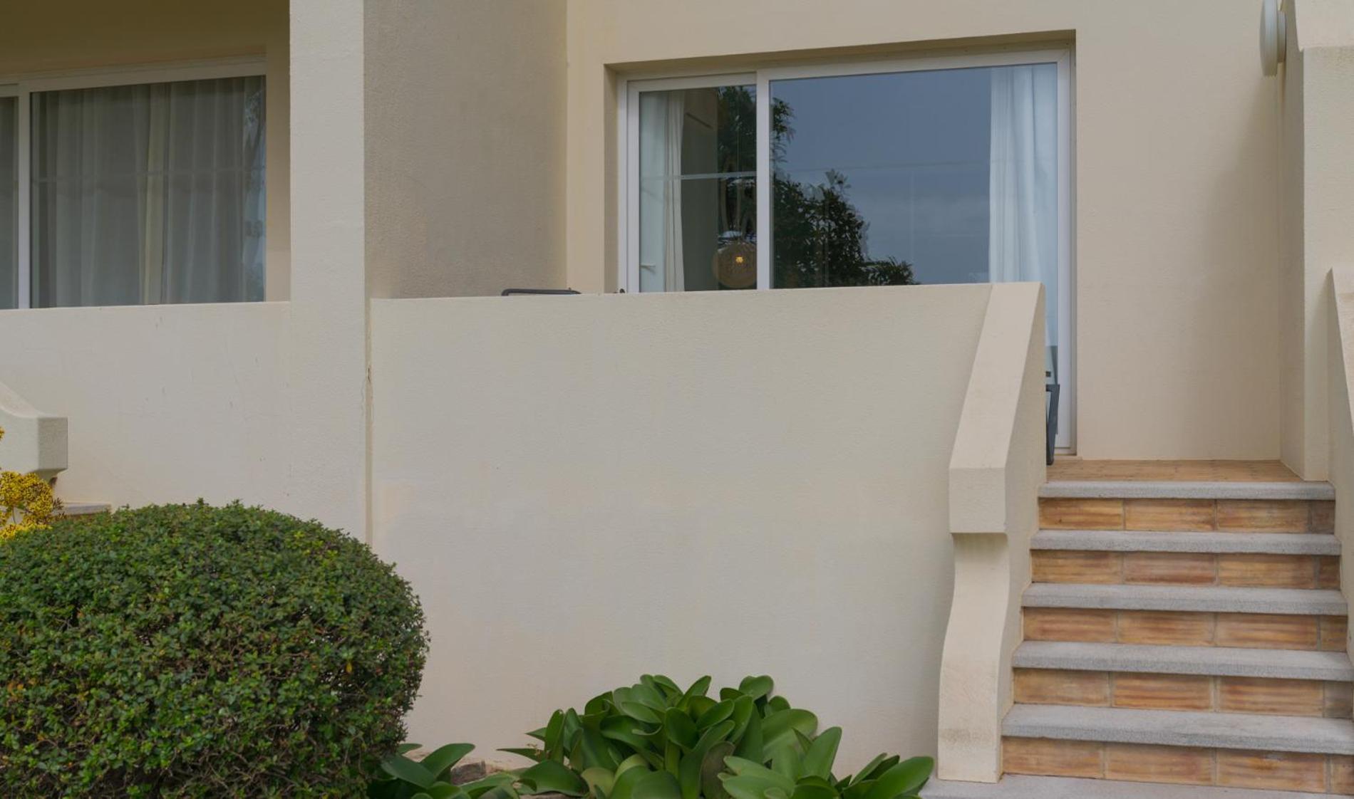 โีรงแรมเพสทานา อัลวอร์ ไพร บีช&กอล์ฟ รีสอร์ท ภายนอก รูปภาพ A sliding door