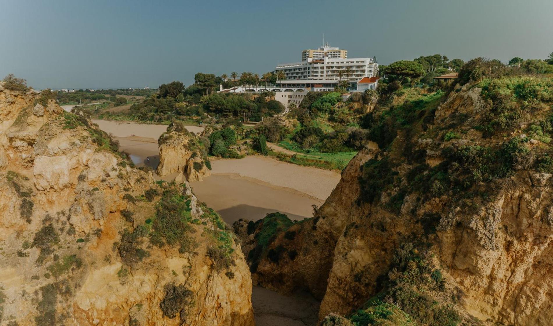 โีรงแรมเพสทานา อัลวอร์ ไพร บีช&กอล์ฟ รีสอร์ท ภายนอก รูปภาพ The hotel seen from the cliffs