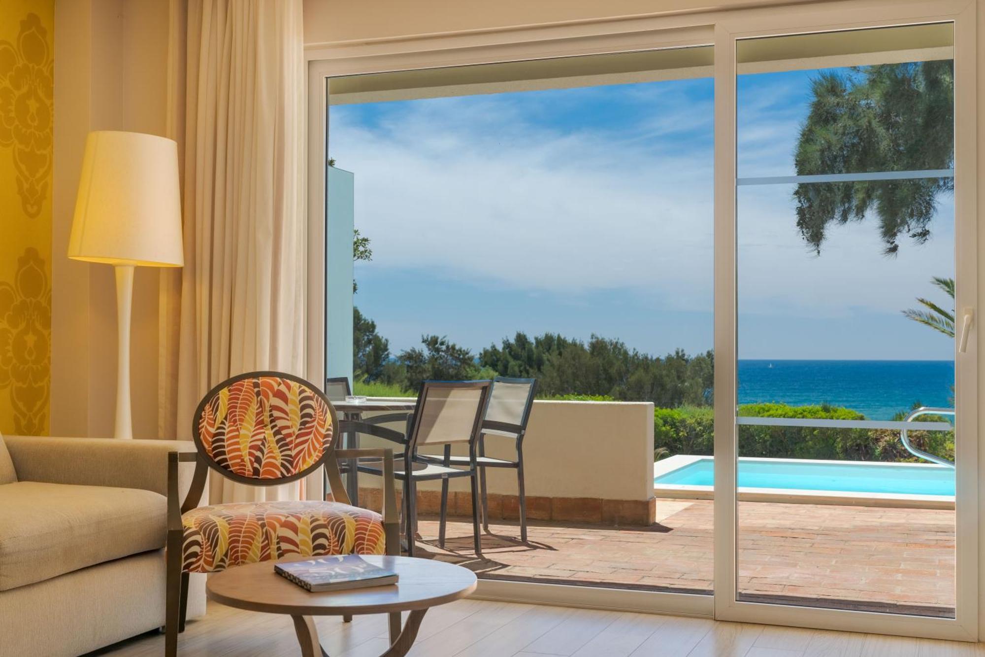 โีรงแรมเพสทานา อัลวอร์ ไพร บีช&กอล์ฟ รีสอร์ท ภายนอก รูปภาพ A room at the resort
