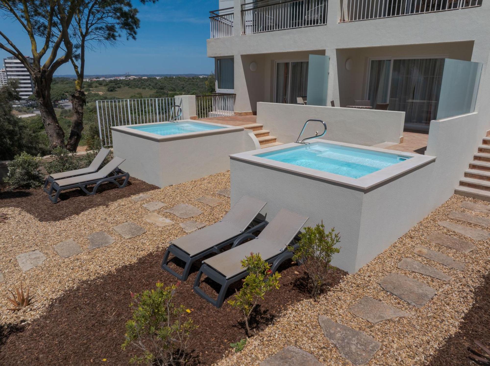 โีรงแรมเพสทานา อัลวอร์ ไพร บีช&กอล์ฟ รีสอร์ท ภายนอก รูปภาพ A private pool at a hotel